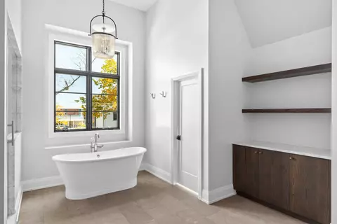 Bath - 185 E Oneida Ave, Elmhurst, IL 60126 photo 4 of 6