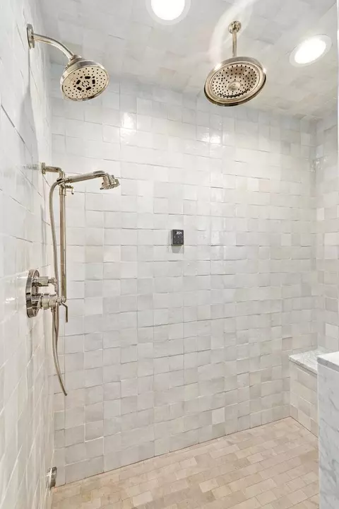Bath - 185 E Oneida Ave, Elmhurst, IL 60126 photo 5 of 6
