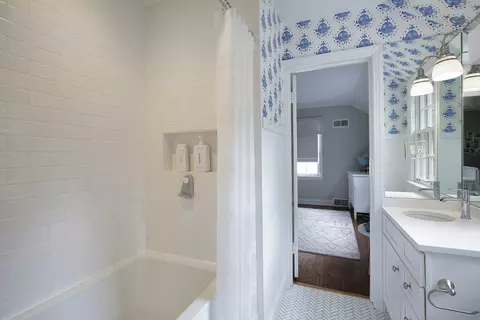 Bath - 2115 Bennett Ave, Evanston, IL 60201 photo 3 of 3