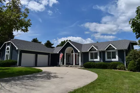 585 Fairway Dr, El Paso, IL 61738