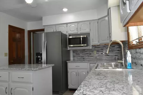 Kitchen - 585 Fairway Dr, El Paso, IL 61738 photo 5 of 6