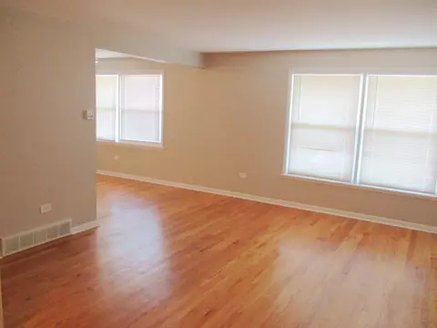 Living - 14724 Trumbull Ave, Midlothian, IL 60445 photo 1 of 2