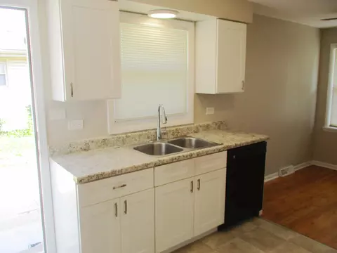 Kitchen - 14724 Trumbull Ave, Midlothian, IL 60445 photo 2 of 2