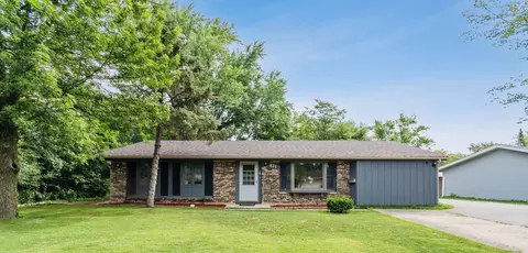 821 S Braintree Dr, Schaumburg, IL 60193