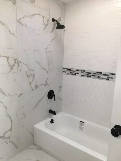 Bath - 29 Oyster Bay, Lakemoor, IL 60051 photo 1 of 4