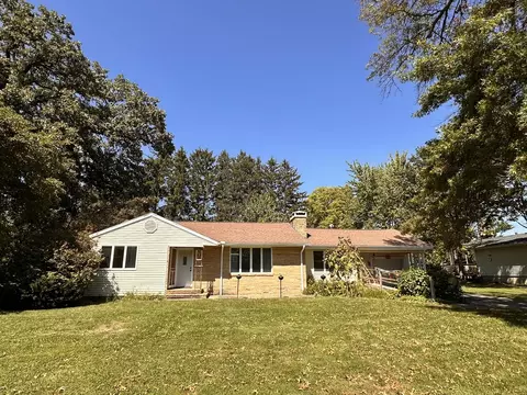 823 E Allen St, Farmer City, IL 61842
