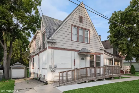 223 Harvey St, Elgin, IL 60123