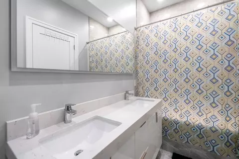 Bath - 1011 E 62nd St, Chicago, IL 60637 photo 1 of 5