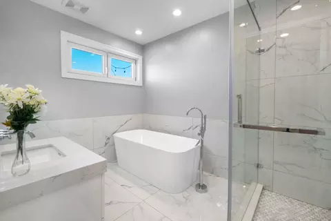 Bath - 1011 E 62nd St, Chicago, IL 60637 photo 2 of 5