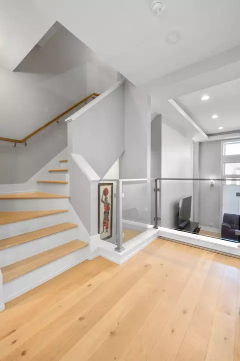 Entry Way - 1011 E 62nd St, Chicago, IL 60637 photo 2 of 2