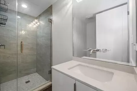 Bath - 1011 E 62nd St, Chicago, IL 60637 photo 5 of 5
