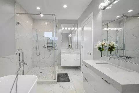Bath - 1011 E 62nd St, Chicago, IL 60637 photo 3 of 5