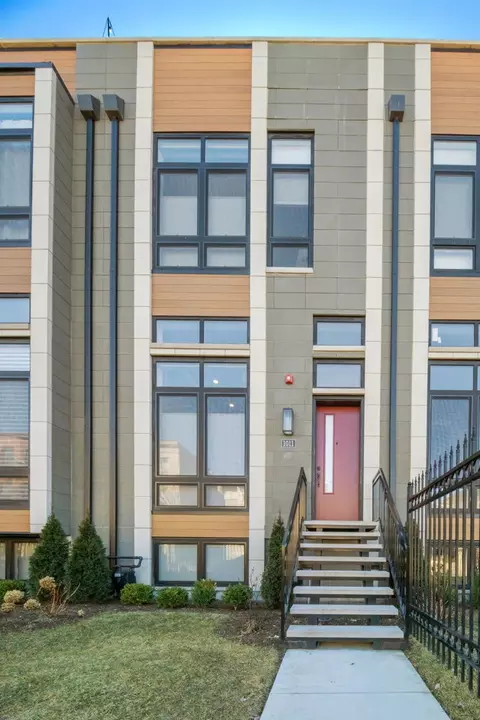 1011 E 62nd St, Chicago, IL 60637
