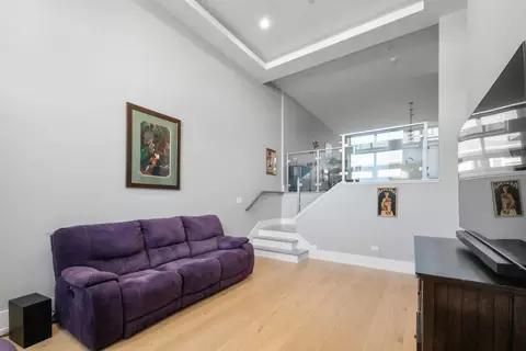 Living - 1011 E 62nd St, Chicago, IL 60637 photo 1 of 2