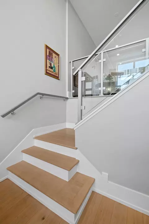 Entry Way - 1011 E 62nd St, Chicago, IL 60637 photo 1 of 2