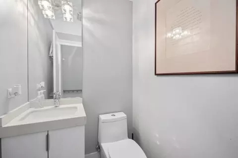 Bath - 1011 E 62nd St, Chicago, IL 60637 photo 4 of 5