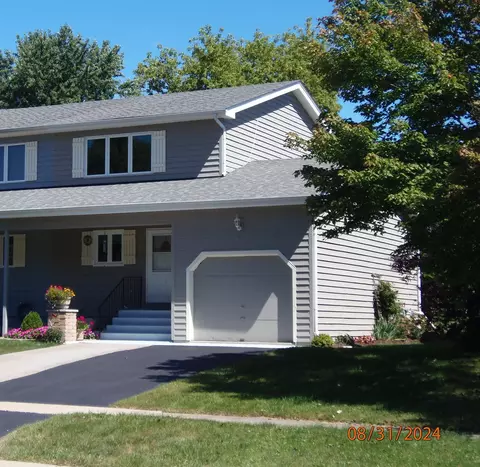 1612 Poplar Ln, Woodstock, IL 60098