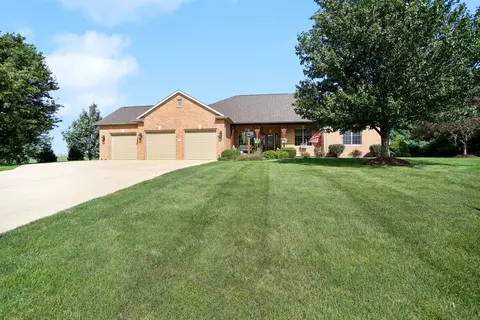 2 Fieldcrest Dr, Monticello, IL 61856
