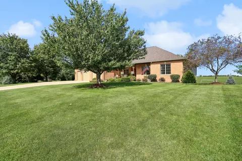 2 Fieldcrest Dr, Monticello, IL 61856 photo 2