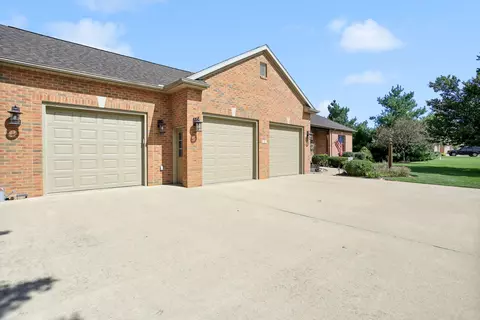 2 Fieldcrest Dr, Monticello, IL 61856 photo 4