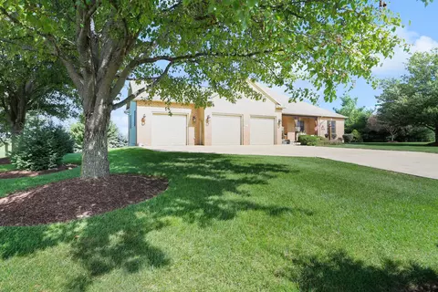 2 Fieldcrest Dr, Monticello, IL 61856 photo 3