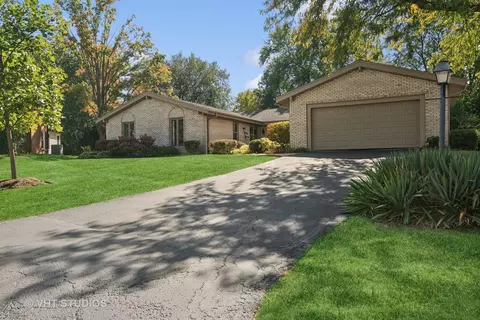 1181 Oak Ridge Cir, Barrington, IL 60010