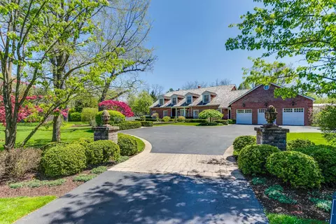 343 N Ahwahnee Rd, Lake Forest, IL 60045