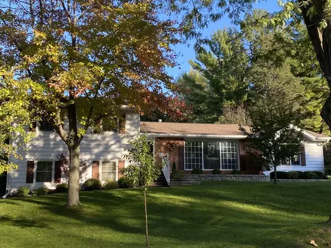 1811 Valleyview Dr, Freeport, IL 61032