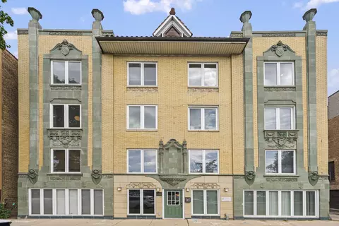 1636 W Melrose St #402, Chicago, IL 60657