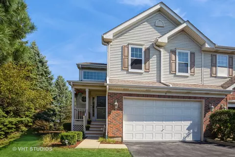 8 Stonegate Ln, Streamwood, IL 60107