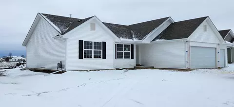204 Autumnwood Ln, Davis Junction, IL 61020