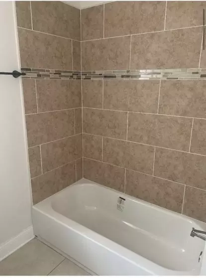 Bath - 2515 E 72nd Pl, Chicago, IL 60649 photo 2 of 2
