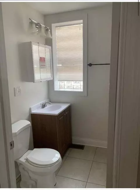Bath - 2515 E 72nd Pl, Chicago, IL 60649 photo 1 of 2