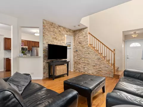 Living - 1615 Spaulding Rd #517, Bartlett, IL 60103 photo 2 of 3