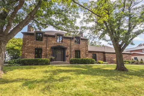 695 Ruskin Dr, Elk Grove Village, IL 60007