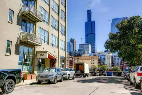 770 W Gladys Ave #501, Chicago, IL 60661