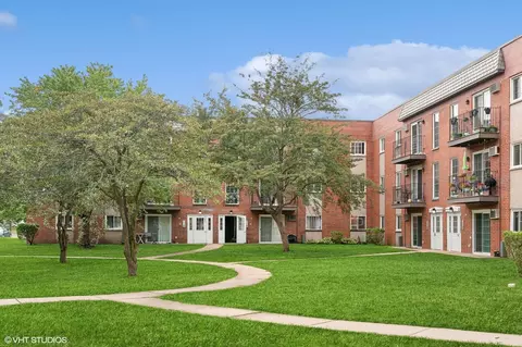 129 Elk Trl #128, Carol Stream, IL 60188