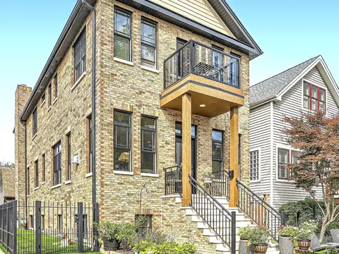 2456 W Byron St, Chicago, IL 60618