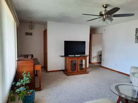 Living - 543 Chaney Ave, Crest Hill, IL 60403 photo 1 of 2