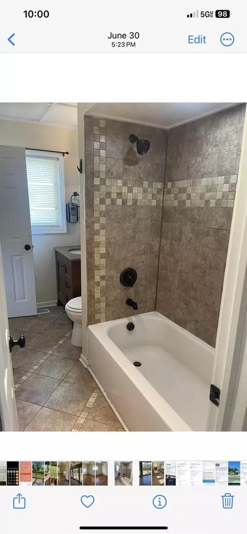 Bath - 535 Northview Ln, Hoffman Estates, IL 60169 photo 1 of 1