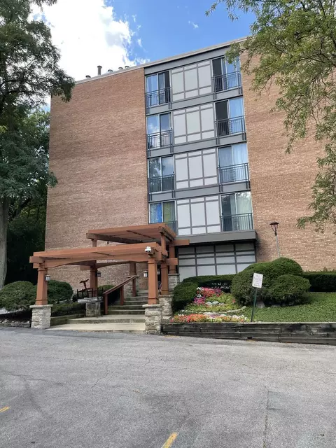 5810 Oakwood Dr #4D, Lisle, IL 60532