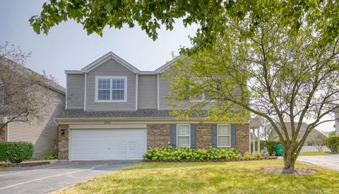 1811 Parkside Dr, Shorewood, IL 60404