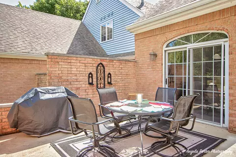 5627 Chesapeake Dr, Mchenry, IL 60050 photo 2