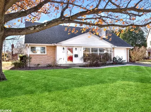 3207 Sprucewood Rd, Wilmette, IL 60091