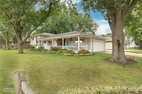 32 Meadows Dr, Sugar Grove, IL 60554