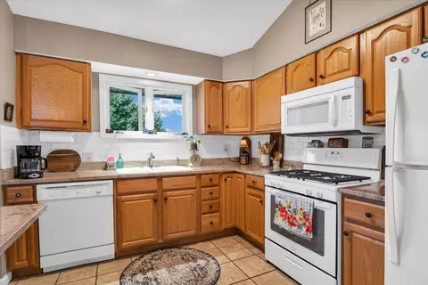 Kitchen - 1612 Golfview Cir, Rantoul, IL 61866 photo 4 of 5