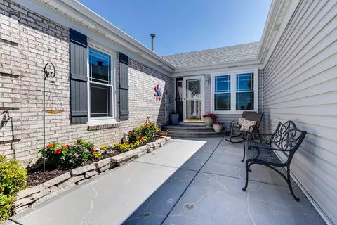 1015 N Dovington Dr, Hoffman Estates, IL 60169 photo 3