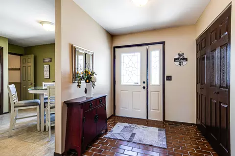 1015 N Dovington Dr, Hoffman Estates, IL 60169 photo 4