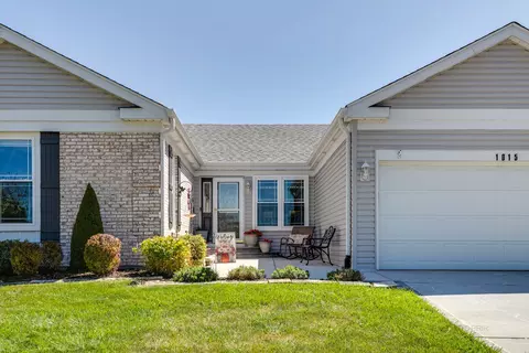 1015 N Dovington Dr, Hoffman Estates, IL 60169 photo 2