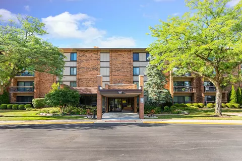 77 Lake Hinsdale Dr #313, Willowbrook, IL 60527